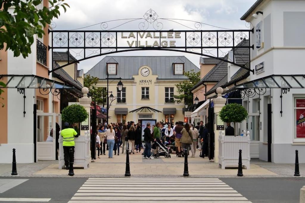 Le Bonheur Charmant *Disney*Paris*Rer A* Bussy-Saint-Georges Buitenkant foto